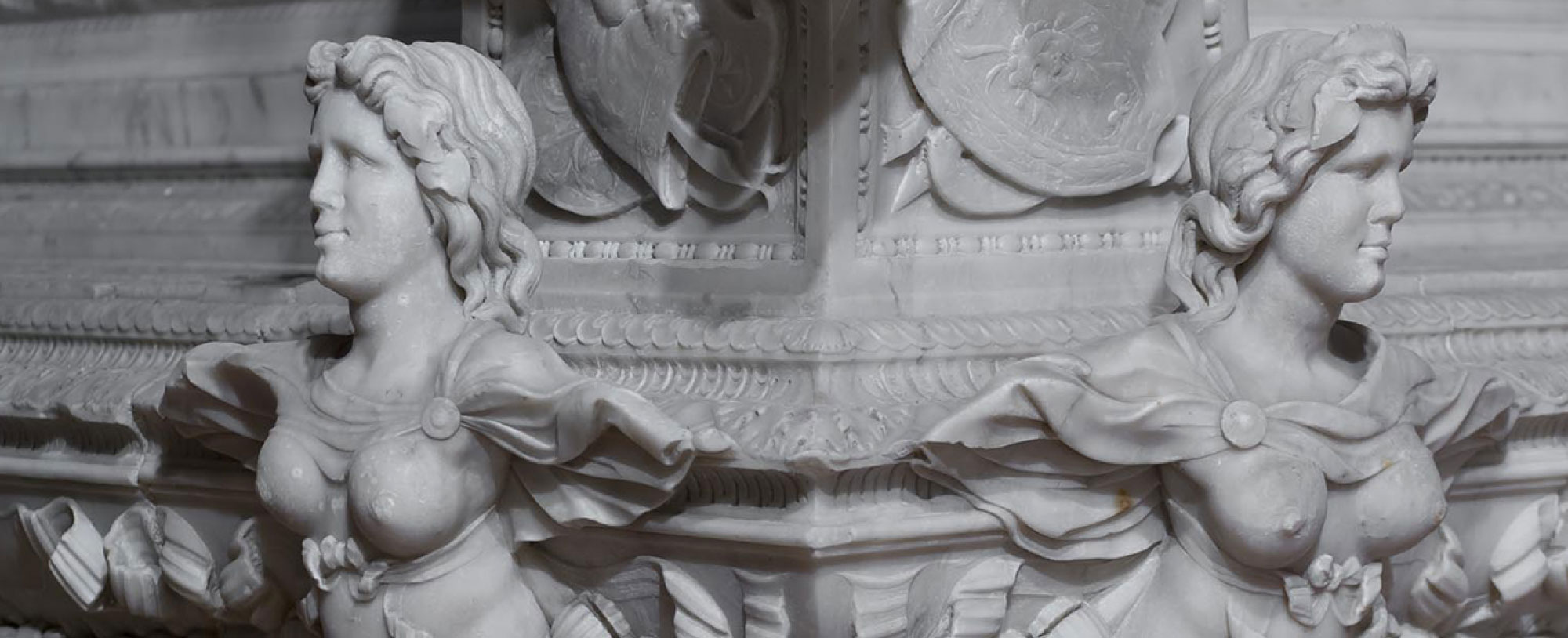 Dettaglio scultoreo in marmo